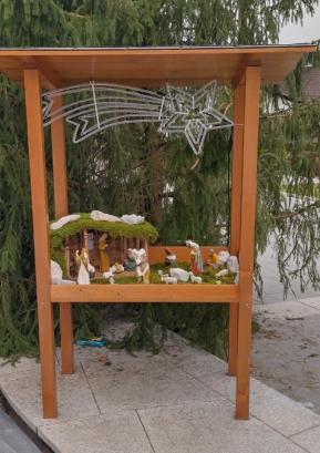 V preteklem decembru so bile na Trgu Ivana Regna poleg smreke prvič tudi jaslice. Postavilo jih je Turistično društvo Gorenja vas. Stojalo je brezplačno izdelal Roman Kavčič, jaslice s hlevčkom je postavil Milan Miklavčič, nakup figuric pa je omogočila Krajevna skupnost Gorenja vas. FOTO: JURE FERLAN