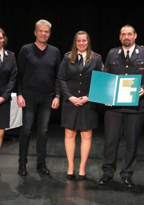 Med prejemniki priznanj Civilne zaščite je tudi PGD Poljane (z leve): poveljnik Matija Božnar , Polona Kržišnik, župan Milan Čadež, Eva Krek, predsednik Borut Pintar in Grega Krek. FOTO: TINA DOKL