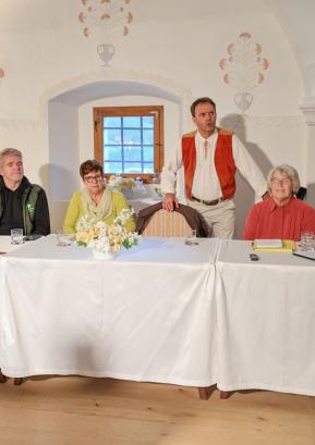 Na Glasovi preji o narečjih, ki jo je vodila Ana Jagodic Dolžan (skrajno desno), so sodelovali (z leve): Sanja Boto, Milan Čadež, Tončka Oblak, Andrej Šubic in Francka Benedik. / FOTO: TINA DOKL