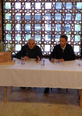 Tone (levo) in Marko Košir med predstavitvijo nove knjige FOTO: JURE FERLAN