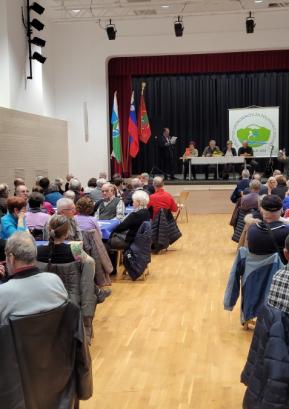 Številna udeležba članov Društva upokojencev za Poljansko dolino na rednem občnem zboru v marcu FOTO: VALENTIN BOGATAJ