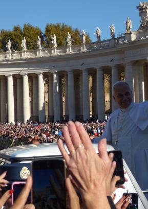 Vrhunec romanja je bilo srečanje s papežem Leonom XIV. na Trgu sv. Petra in večtisočglavo množico romarjev iz vsega sveta. FOTO: JURE FERLAN