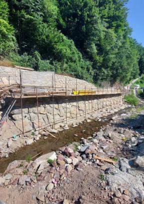 Gradnja podpornega zidu ob mostu na Fužinah FOTO: ARHIV OBČINE