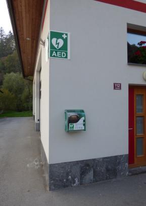 Defibrilator na hotaveljskem gasilskem domu je nameščen na dobro vidnem mestu. FOTO: JURE FERLAN
