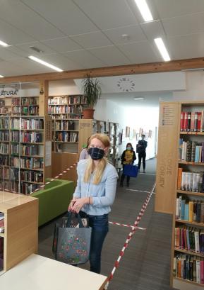 Obiskovalci morajo v prostorih knjižnice nositi masko. Foto: Bernarda Buh