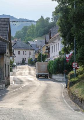 Gradbena dela bodo v prihodnjih dveh letih potekala na skoraj celotnem severnem delu Gorenje vasi, zato bodo potrebne tudi začasne prometne ureditve. FOTO: TINA DOKL