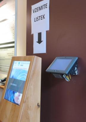 Na Upravni enoti Škofja Loka so na novo vzpostavili sistem upravljanja čakalnih vrst v sprejemni pisarni. FOTO: VILMA STANOVNIK