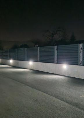 Neprekinjena osvetlitev dvorišča z vrsto nezasenčenih svetilk v agresivnem spektru svetlobe FOTO: ALEŠ ŠUBIC