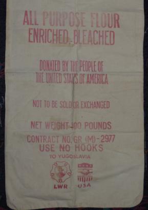 Povojna pomoč v obliki moke iz ZDA je bila pakirana v takšne vreče.