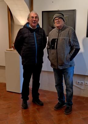 Avtor razstave Avgust Babnik (desno) s predsednikom Kulturnega društva dr. Ivan Tavčar Poljane Goranom Šušnjarjem pred razstavljenimi deli FOTO: JURE FERLAN