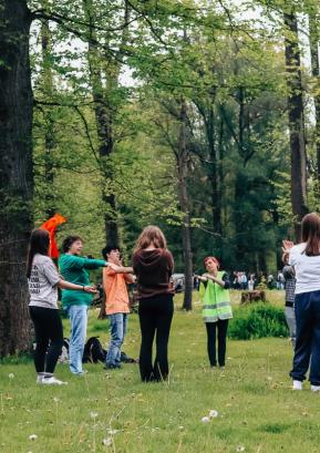 Vadbo Dihamo z naravo izvajajo v mirnih kotičkih zelenic, parkov in gozdičkov z namenom umirjanja in sproščanja posameznika v sicer hitrem, pogosto tudi stresnem tempu vsakdana. FOTO: DRUŠTVO ŠOLA ZDRAVJA
