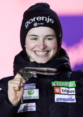 Nika Križnar je na premierni ženski tekmi na veliki skakalnici na svetovnih prvenstvih skočila do bronaste medalje. Bori se tudi za veliki kristalni globus. FOTO: SLOSKI