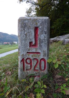 Mejni kamen na nekdanji meji med Kraljevino Italijo in Kraljevino Jugoslavijo v Novi Oselici. Na njem je letnica 1920 v spomin na podpis pogodbe v Rapallu.