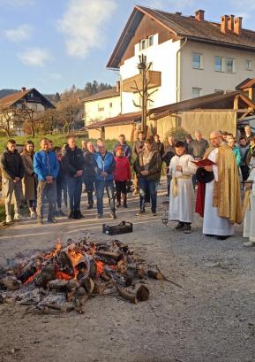 Letošnjega blagoslova velikonočnega ognja na Trati se je udeležilo veliko ljudi. FOTO: JURE FERLAN