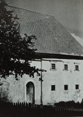 Markušev dom leta 1952. Po besedah Janeza Dolenca, Tavčarjevega iz Četene Ravni, je bila ravno ta hiša vzor pisatelju Ivanu Tavčarju za Presečnikovo domačijo. FOTO: JANEZ DOLENC, ARHIV MARIJE MOŽINA