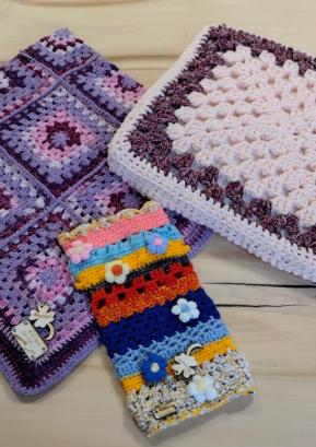 V skrbno izdelane kvačkane pripomočke so prostovoljke vložile veliko časa. FOTO: JURE FERLAN