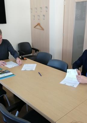Župan Milan Čadež (levo) in direktor podjetja SGP Zidgrad Idrija Igor Božič podpisujeta pogodbo Foto: arhiv Občine GVP