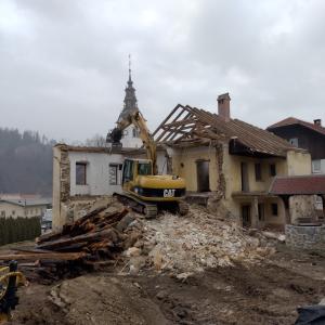 Župnišče je bilo porušeno v nekaj dneh. Foto: Jure Ferlan