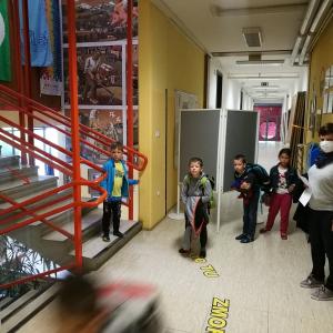 Šolarji v Poljanah na drugi 'prvi šolski dan' spet na hodnikih šole. Foto: arhiv OŠ Poljane