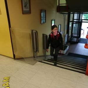 Šolarji v Poljanah na drugi 'prvi šolski dan' spet na hodnikih šole. Foto: arhiv OŠ Poljane