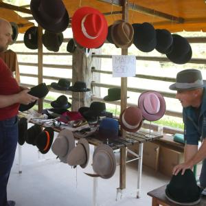 Tudi klobuki Matjaža Reška iz Škofje Loke so izdelani ročno. FOTO: GORAZD KAVČIČ