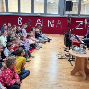 Tomaž Hostnik med malimi bralci FOTO: ARHIV ŠOLE