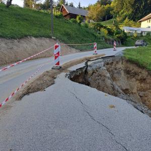Cesta proti Hlavčim Njivam pred obnovo ... FOTO: ARHIV OBČINE