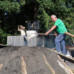 Mirko Štibelj je kot eden od petih prižgal kopo na 54. Dnevu oglarjev. Foto: Hermina Jelovčan