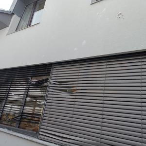 Z namernim poškodovanjem žaluzij na Osnovni šoli Poljane so vandali povzročili za tisoč evrov škode. FOTO: ARHIV ŠOLE