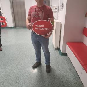 Priznanje za tristo odvzemov z napisom Vedno negativec. Jernej ima namreč krvno skupino B-. FOTO: OSEBNI ARHIV