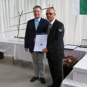 Podpredsednik Ribiške zveze Slovenije Igor Kloboves je RD Visoko podelil jubilejno listino in torto. Foto: Florijan Tušar