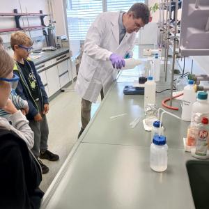 Učence so navdušili z zanimivimi eksperimenti. FOTO: ARHIV FFA