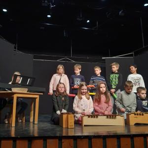 Nastop učencev na prireditvi ob kulturnem prazniku na Sovodnju Foto: Milka Burnik