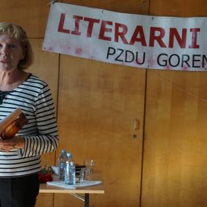 Minka Likar prebira svojo pesem na srečanju gorenjskih upokojencev literatov. Foto: Valentin Bogataj