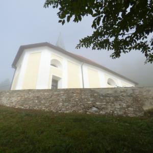 Obzidje, obnovljeno po strokovnih navodilih, je najnovejša pridobitev čabraške cerkve. FOTO: JURE FERLAN