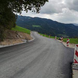 Sanacijska dela na cesti v Javorje naj bi bila dokončana še v tem mesecu. Foto: arhiv Občine Gorenja vas - Poljane