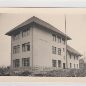Lučinska šola po izgradnji oktobra 1939. Avtor fotografije je neznan, hrani jo Maksimilijan Košir. Foto: Maja Čadež