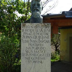 Pred hišo so častilci Tavčarjevega spomina ob 85. obletnici rojstva postavili spomenik, za katerega naj bi načrt za kamniti podstavek naredil sam Jože Plečnik. FOTO: JURE FERLAN