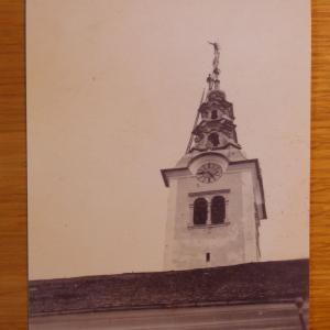 Fotografija iz leta 1954. Vinko Oblak maha na vrhu zvonika ob križu, pod njim je Janez Oblak. Foto: arhiv Vinka Oblaka
