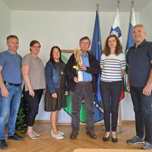 Ob častitljivem jubileju so se prvega župana Občine Gorenja vas – Poljane Jožeta Bogataja spomnili tudi na občini. FOTO: ARHIV OBČINE