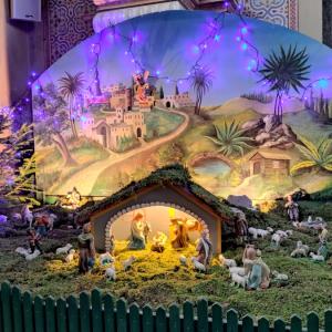 Jaslice v cerkvi sv. Vida v Lučinah so pretanjeno osvetljene, odlikuje pa jih tudi na ploščo naslikano ozadje, ki ga je leta 1969 naredil ljudski umetnik Lojz Fortuna iz Gorenje vasi. FOTO: JURE FERLAN