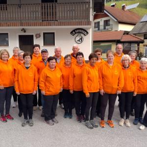 Skupina na Sovodnju ima tudi prepoznavne oranžne puloverje za hladnejše dni. Foto: Jure Ferlan