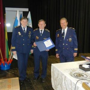 Anton Kržišnik, podpredsednik združenja, je prejel bronasti znak Agencije za varnost prometa. Podeljujejo ga najbolj zaslužnim, ki delajo za varnost v prometu najmanj 10 let. Foto: Franci Dolenec, arhiv ZŠAM Žiri