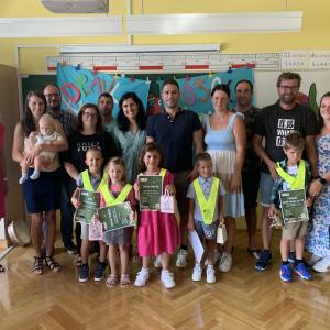Pet prvošolcev s starši in učiteljico na podružnični šoli Lučine FOTO: MATEJA RAZINGAR