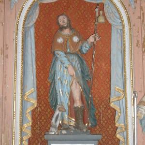 Kip sv. Roka v hotaveljski cerkvi. Svetnik kaže na kužno razjedo na nogi. Ob njem sedi pes s hlebčkom kruha v ustih. Po legendi mu je nosil hrano, ko je ta ležal bolan in mu nihče ni upal pomagati. Svetnik, ki je bil rojen leta 1295 v Montpellieru v južni Franciji, je romal v Rim; na poti domov se je okužil, ko je stregel bolnikom. Po čudežni ozdravitvi se je vrnil v rojstno mesto. Ker je bil zaradi bolezni tako spremenjen, ga niso prepoznali, zato so ga osumili vohunstva ter zaprli. V ječi je umrl 16. avgusta 1327. Foto: Jure Ferlan