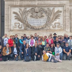 Novembrska skupina romarjev iz župnij Leskovica, Stara ter Nova Oselica in Trata pred lateransko baziliko v Rimu FOTO: JURE FERLAN