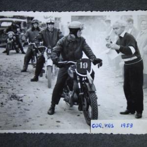Motodirka v Gorenji vasi leta 1959. Motorist v ospredju je Edo Dolenc, star 18 let. Starter z budilko v roki (desno) je Rajko Jelovčan. Foto: Jure Ferlan v arhivu Eda Dolenca