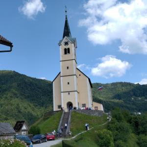 Romarji iz Nove Oselice so se morali peš ali z avtom povzpeti na strmo pobočje k sv. Antonu. FOTO: JURE FERLAN