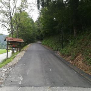 300-metrski odsek javne poti Hotavlje–Srednje Brdo (delna obnova v makadamu in asfaltiranje) Foto: arhiv KS Gorenja vas