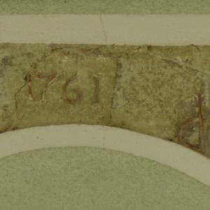 Napis na prekladi kamnitega portala iz leta 1761 priča, da je bil takrat pri Leskovcu gospodar Urban Dolinar. FOTO: JURE FERLAN
